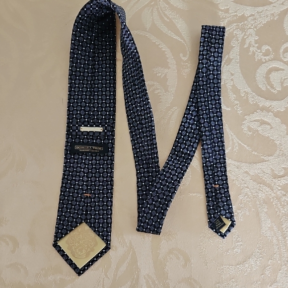 TRUMP Elegant Black and Blue Patterned Tie - Picture 4 of 7